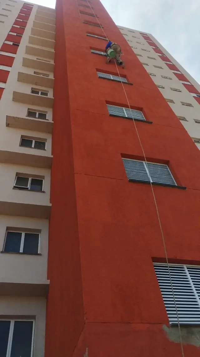 Fachada higienizada após o serviço da M7