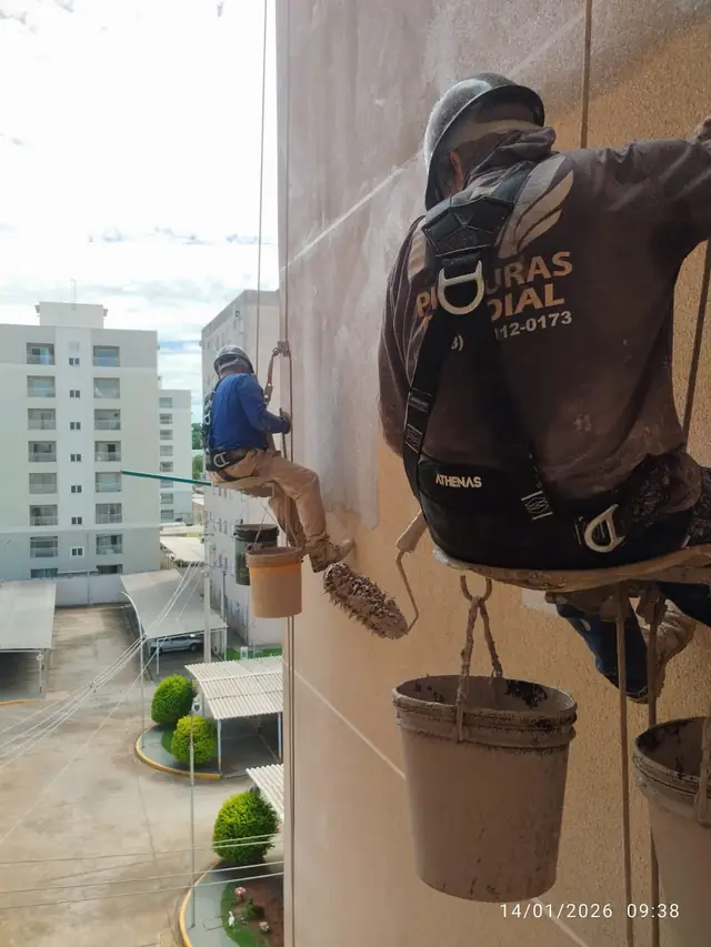 Serviço de lavagem em fachada de condomínio