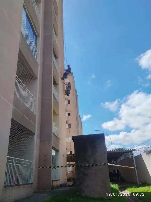 Remoção de sujeira e manchas da fachada