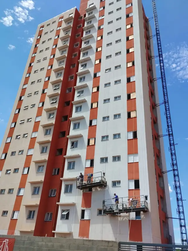 Trabalho em altura com equipamento de segurança