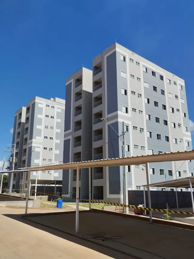 Profissional com EPI executando limpeza de fachada