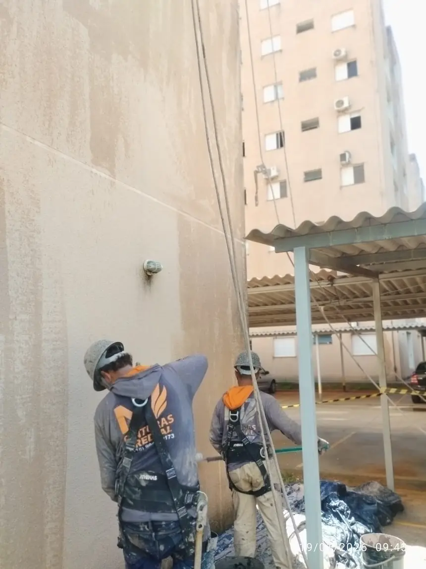 Equipe da M7 Pinturas executando lavagem de fachada predial em Araçatuba