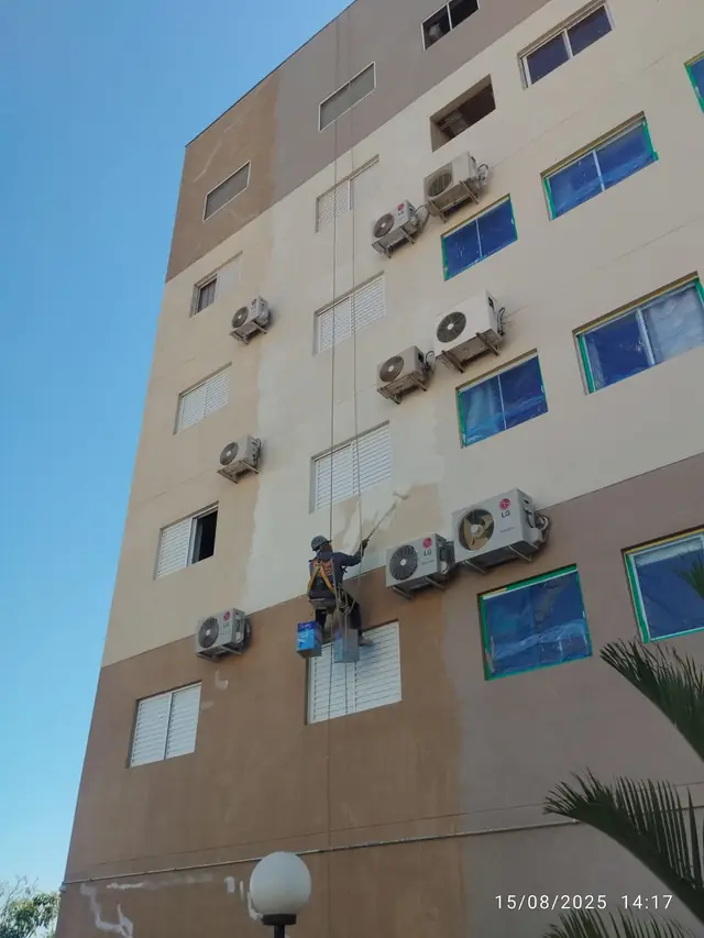 Fachada de edifício durante a lavagem